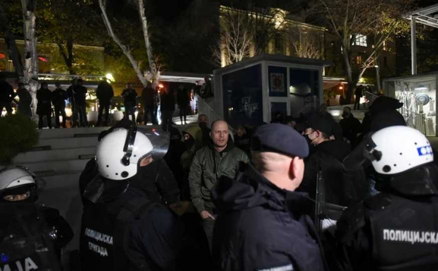 Protest desničara u Beogradu: Nose ruske zastave, srušili zaštitnu ogradu
